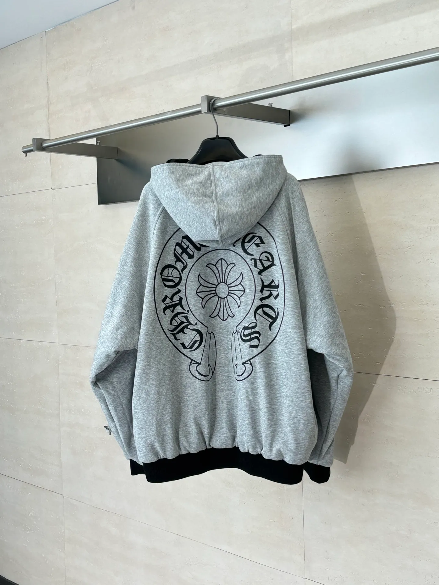 P850 Chrome Heart*/Chrome Heart 25 new style Horseshoe print double-sided hooded cotton jacket. The original domestic spot purchase is 3.98W. The development cost is extremely high. The front is made of jacquard woven fabric. The minimum order quantity is 1000 meters. The other side is gray yarn 260 grams. All developed and customized according to the original version. Refuse to use off-the-shelf wrong fabrics. Four layers of thickness blessing. You can survive the winter in one piece (one layer of gray knitted lining, two layers of gall fabric, and one layer of down cotton) Size：S/M/L